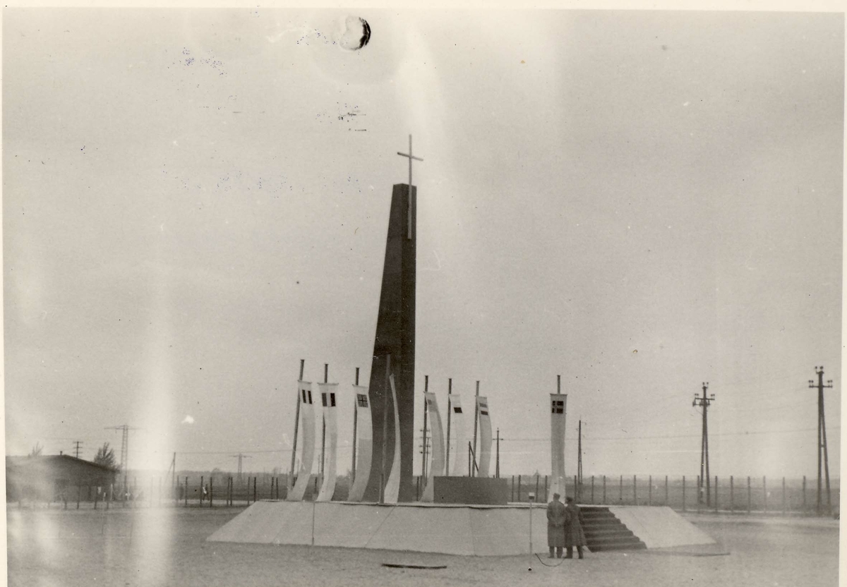 Fenrik Ludvig Hartmarks bilder fra tysk fangenskap under 2.VK. Luckenvaldw, mai 1945.  Monumentet er reist av franske fanger.