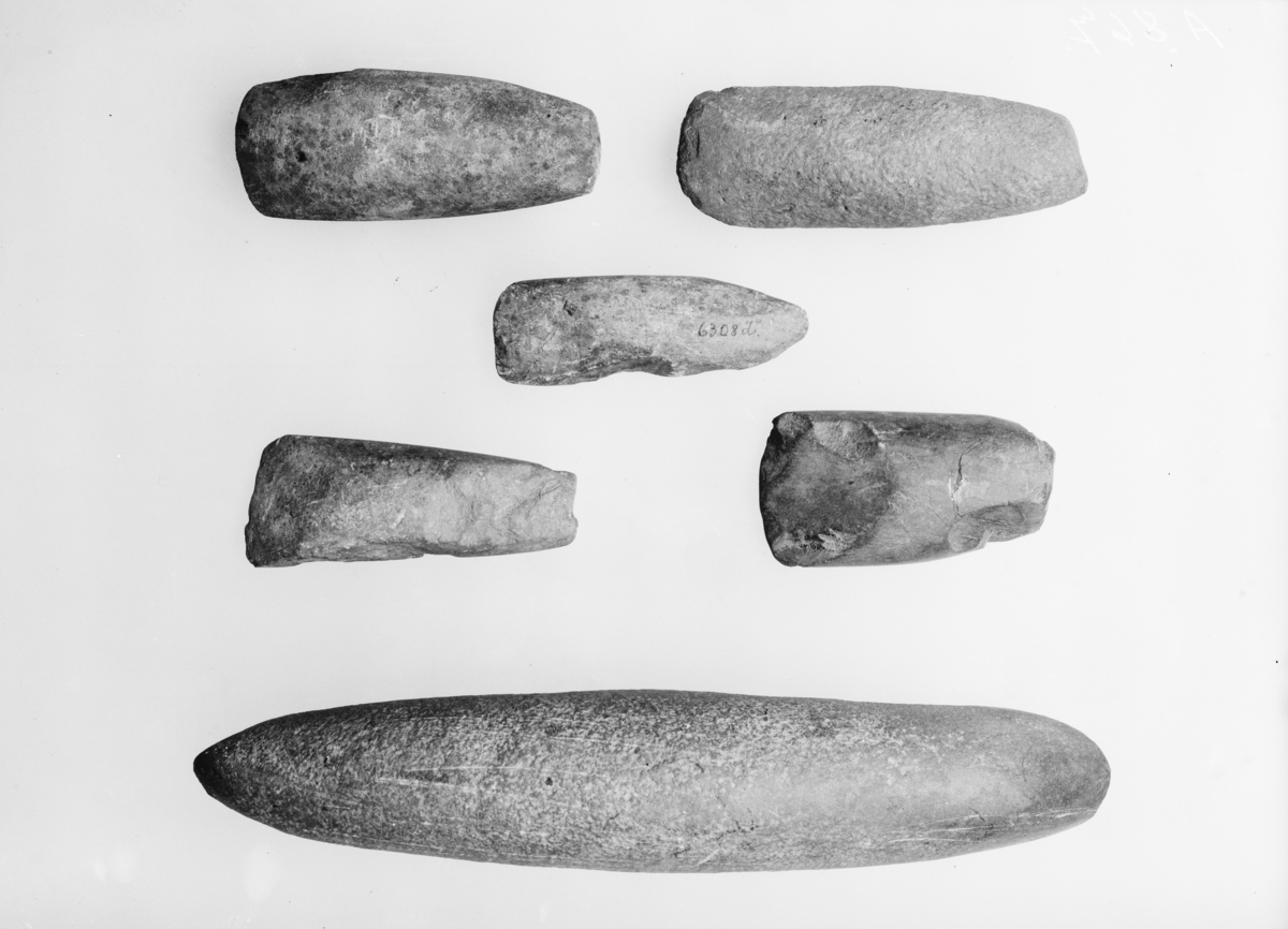 Tosidig stenøks, nærmest som Gjessing l. c. fig. 45, men et meget mindre eksemplar, lengde 10,6 cm., bredde 4,4 cm