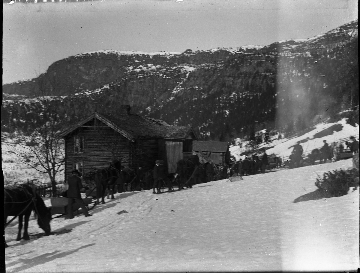 Gardsmotiv med gravfølge.

Fotosamlingen etter Olav Tarjeison Midtgarden Metveit (1889-1974), Fyresdal. Senere (1936) kalte han seg Olav Geitestad.