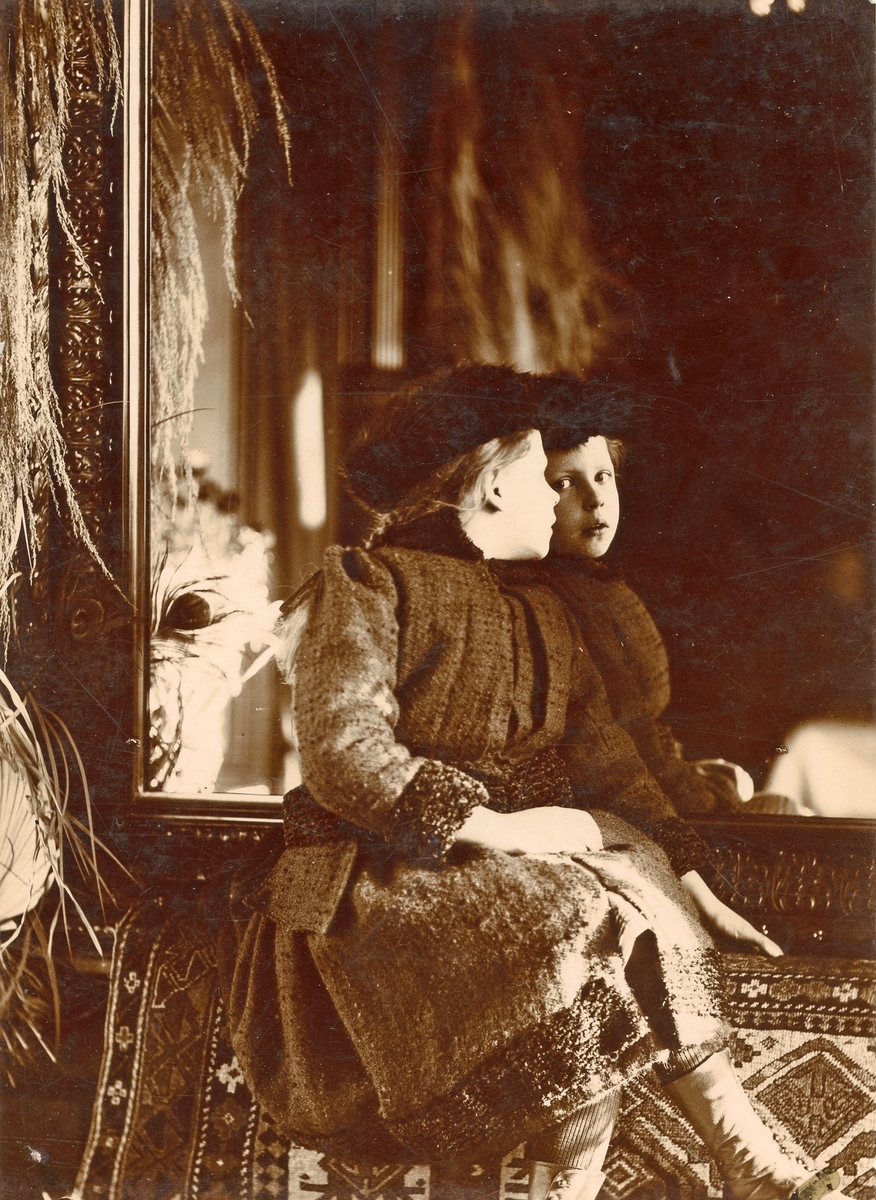 Porträtt av Bib Adelsköld som barn. Bib var dotter till Claes och Gustafva Adelsköld och föddes på Nolhaga slott i Alingsås.