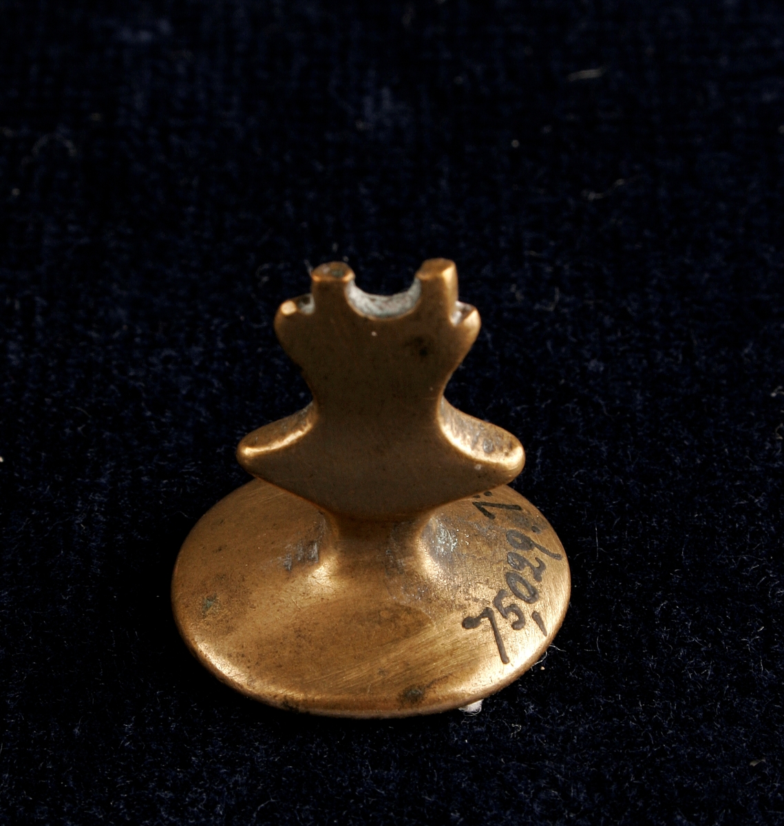 Sigillstämpel, tillverkad av mässing. Stämpelmotivet är i form av en kräfta med hebreisk text runt omkring.