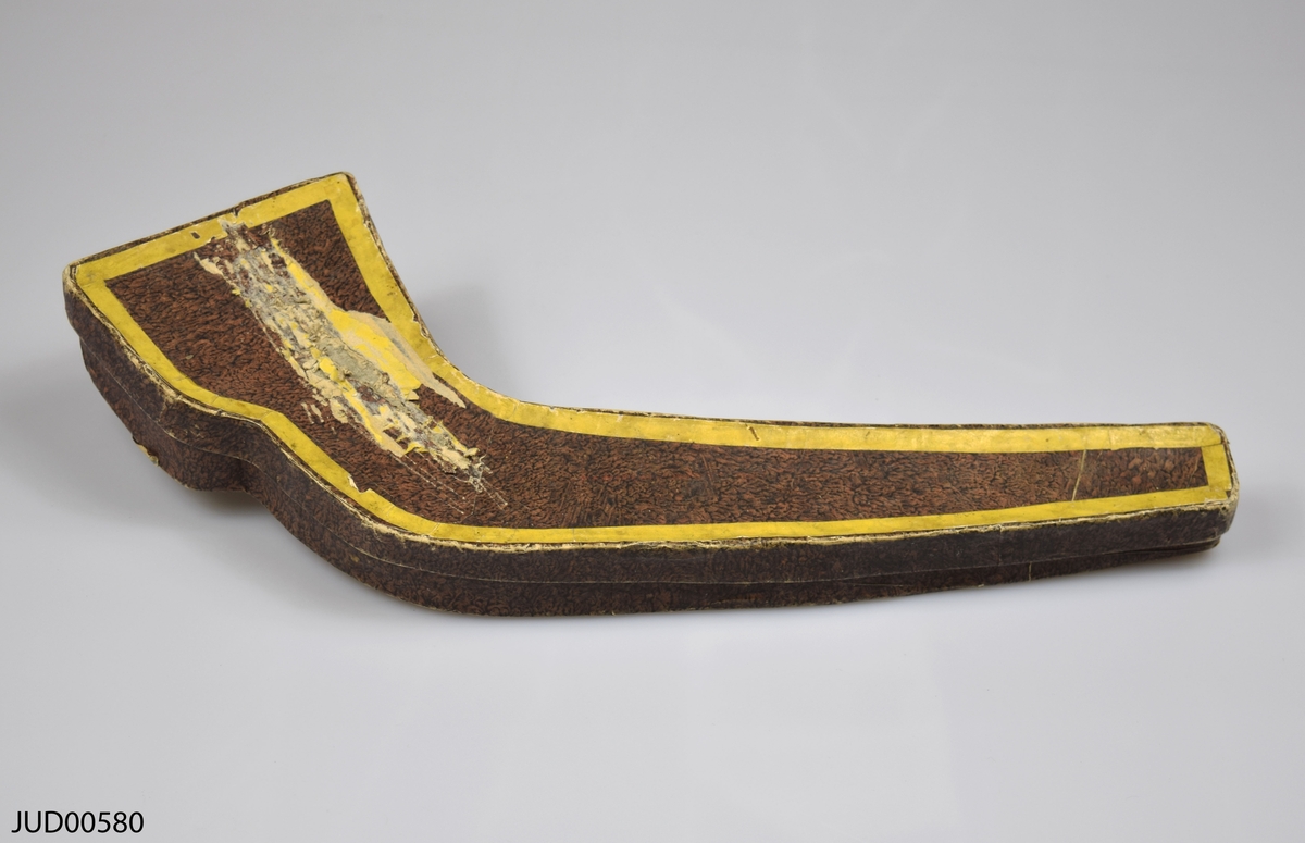 Shofar tillverkad av horn, med tillhörnade ask klädd på insidan med papper med hebrisk text skriven på.