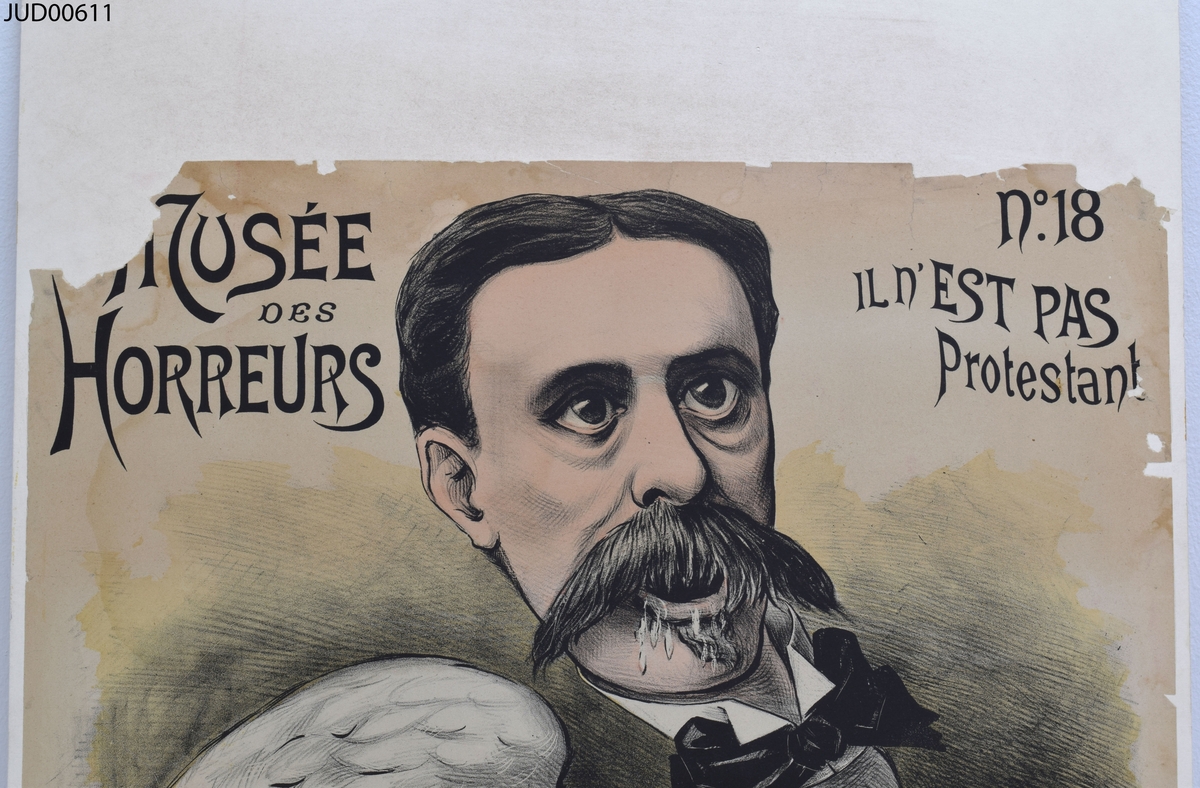 Två affischer monterade på pappskivor. Affischerna föreställer karikatyrer av Henri Maret och Ludovic Trarieux, målade som en råtta och en höna.