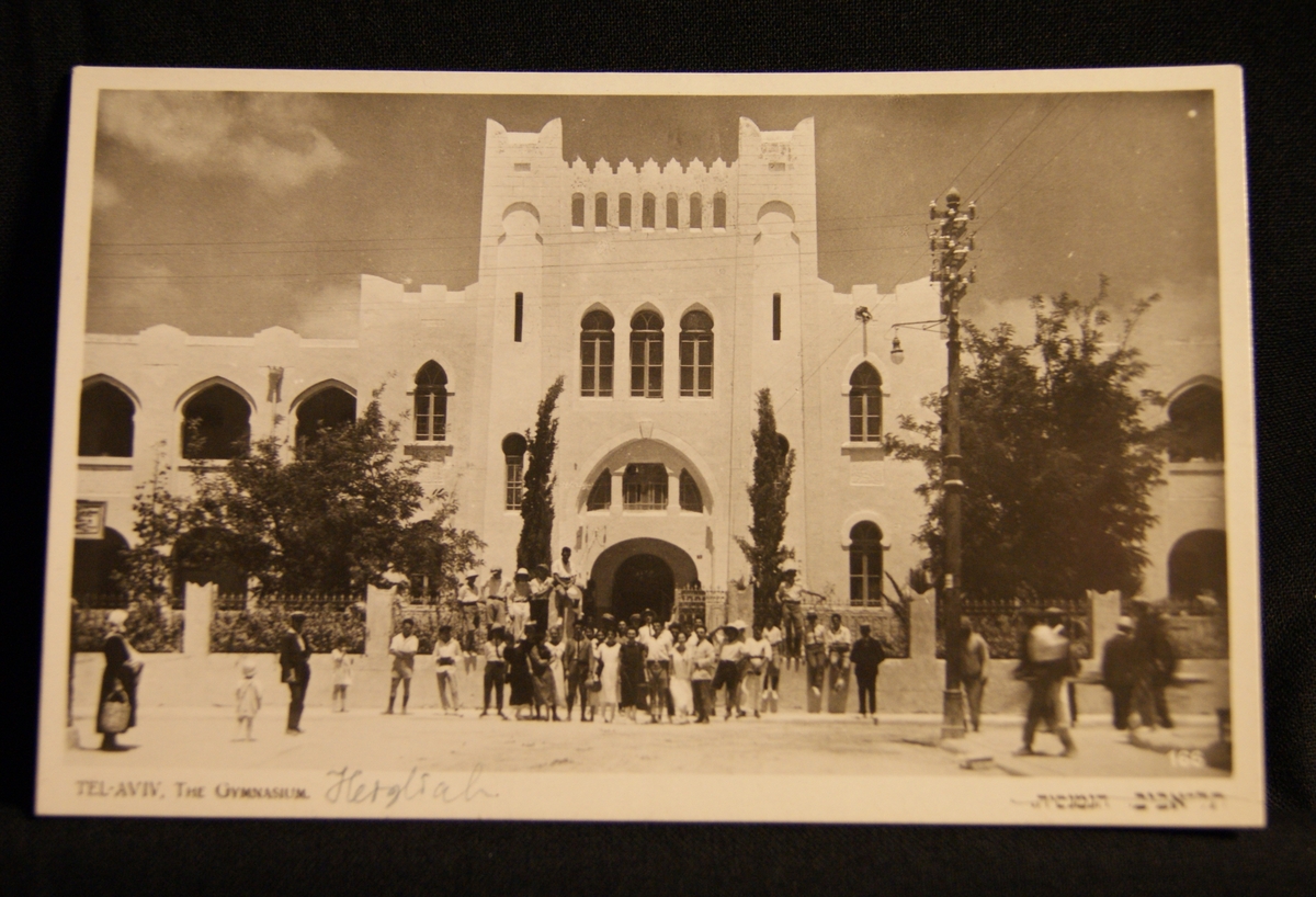 Vykort föreställande skolbyggnad i Tel Aviv.