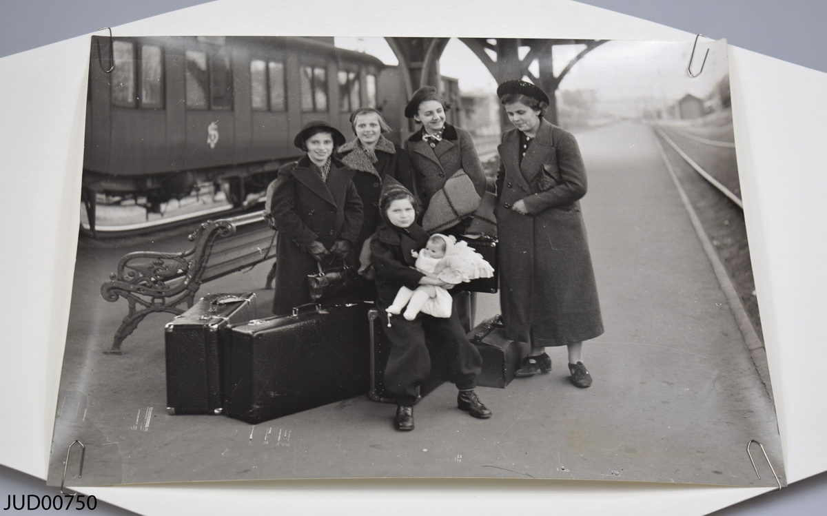 Fotografi föreställande 5 stycken flickor som 1939 kom till Kungsbacka med Kindertransport.