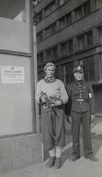 "Statens eiendom sikres. 8 mai 1945". Serie fotografier fra 