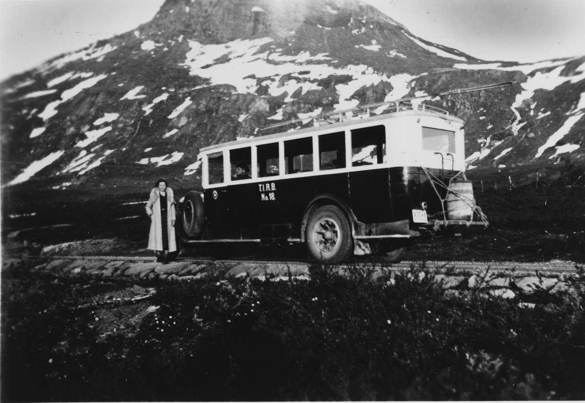 Ester Arntsen, Skaland, på Høyfjellveien mellom Gratangen og Lavangen i 1937.
