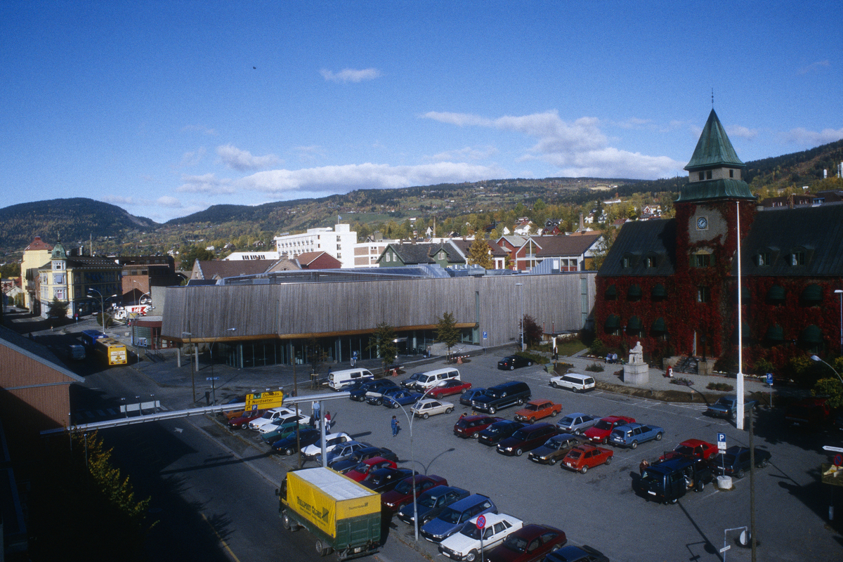 Lillehammer.  Stortorget.  Lillehammer kunstmuseum midt i bildet.  Norges Bank til høyre for dette.  Utsikt mot nord fra Breiseth Hotel.