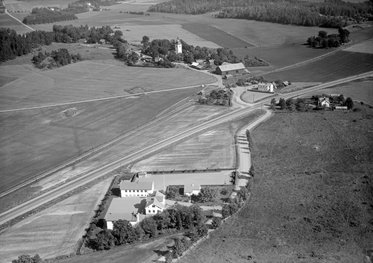 Flygfoto över Tingstad 1958. Närmast ses ortens skola med den gamla kyrkaskolan från 1883 och de bägge skolflyglarna som stod färdiga 1939. I fonden församlingens kyrka som söker medeltida ursprung.