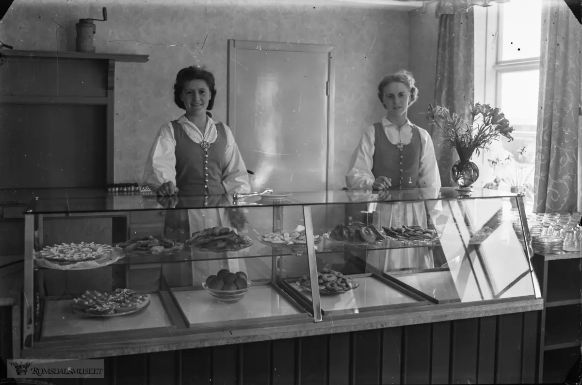 Kafe i Strandgata 2. .Kaffistova i Solemdalgården..Ester Rørset f.1915 d.2012, fra Oterøya g.m Ottar Gjendem.