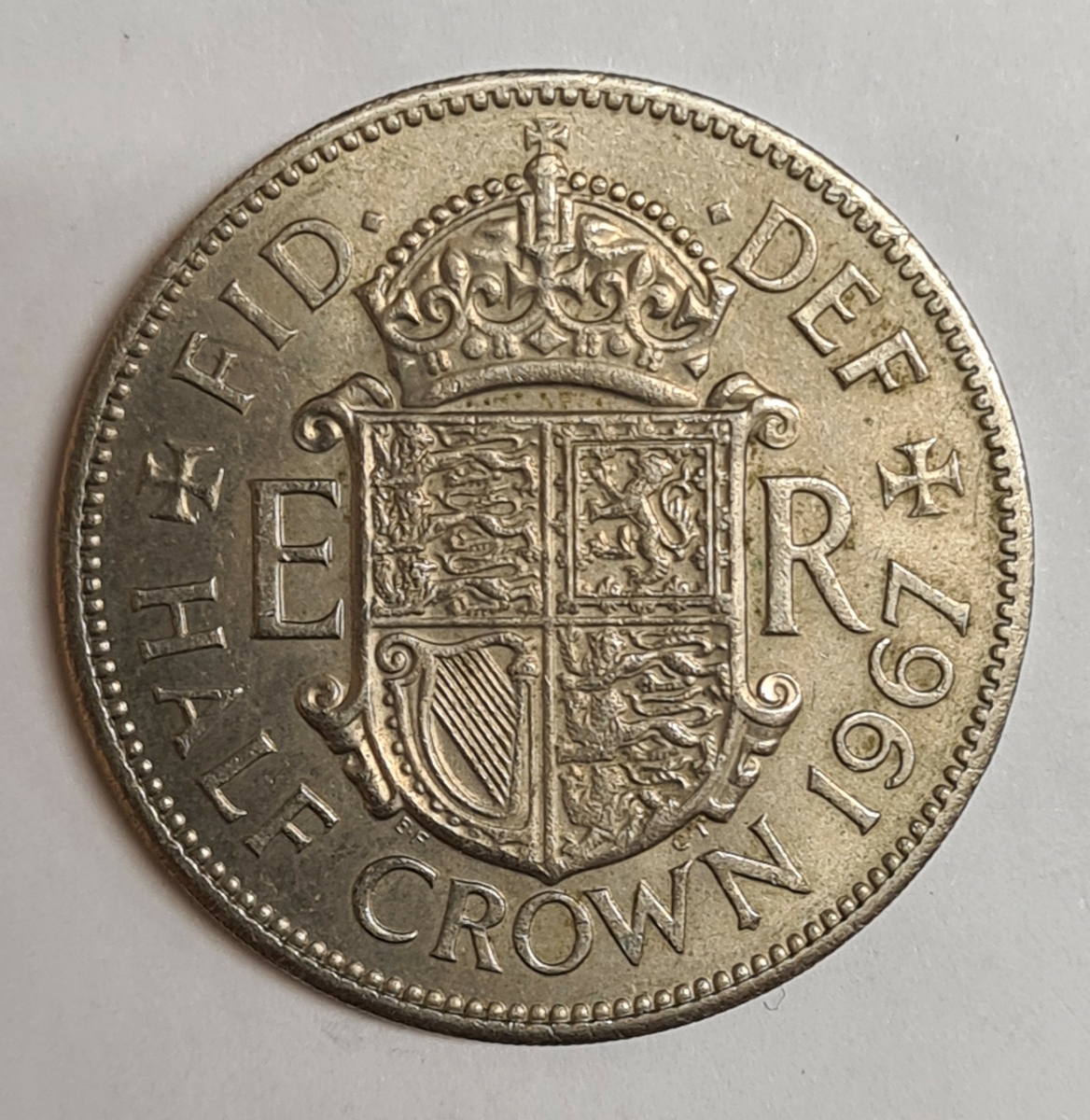 Ett mynt från Storbritanien.
One Half Crown