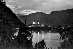 Passasjerskip, trolig med tyske invasjonsstyrker, i Eidfjord