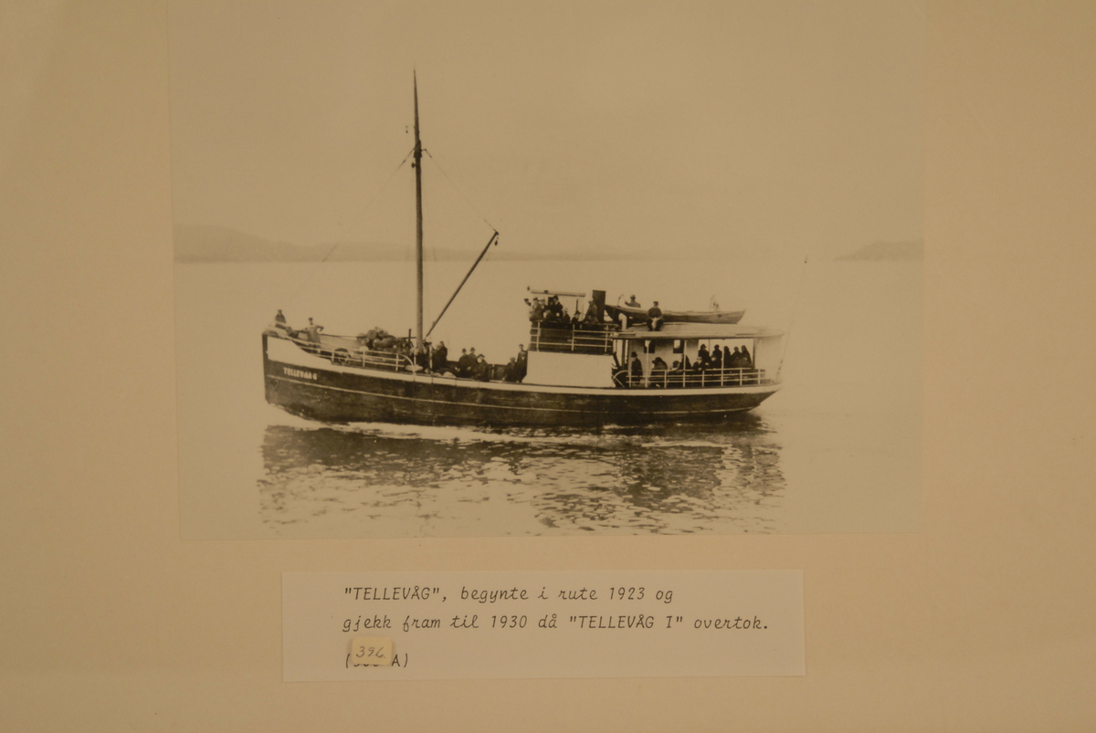 Forstørra fotografi av rutebåten TELLEVAAG lasta med folk. Fotoet er festa på papp med ein tilhøyrande tekst.
