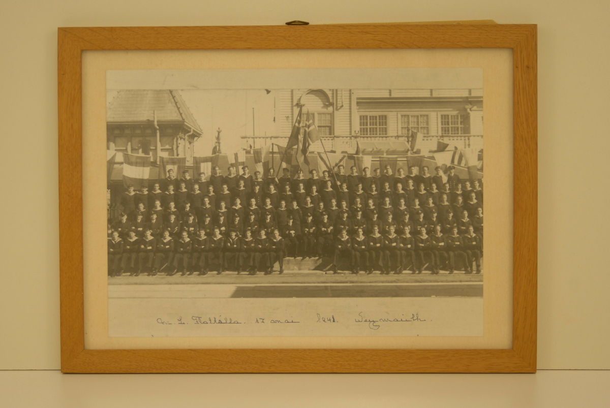 Svart kvit foto av ein oppstilt flokk av uniformerte sjøfolk.