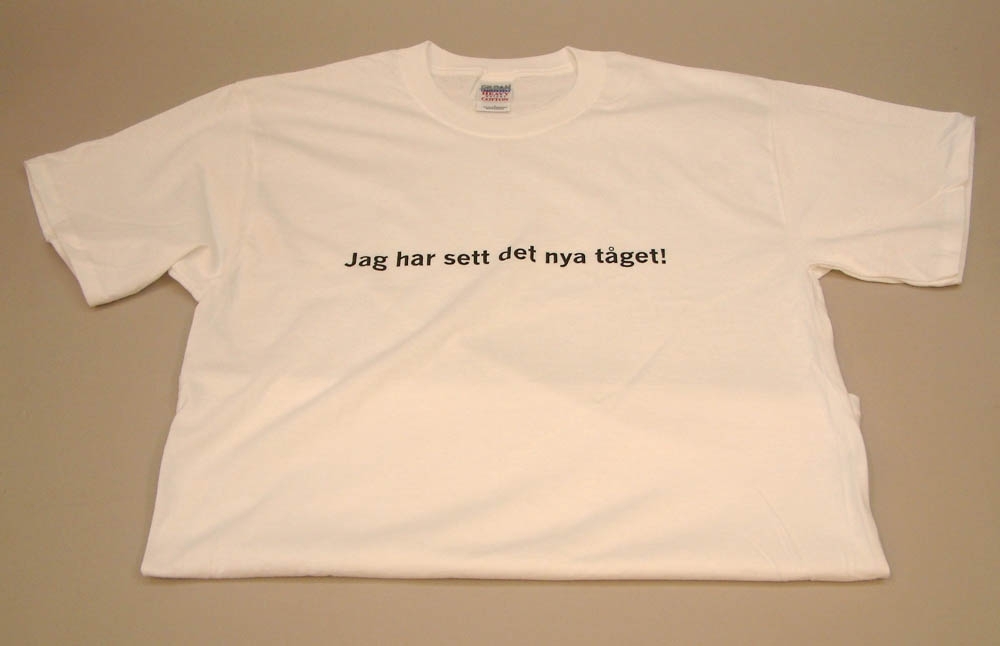 Vit T-shirt med svart text på framsidan: "Jag har sett det nya tåget".
Storlek Large.

Modell/Fabrikat/typ: Gildani Activewear