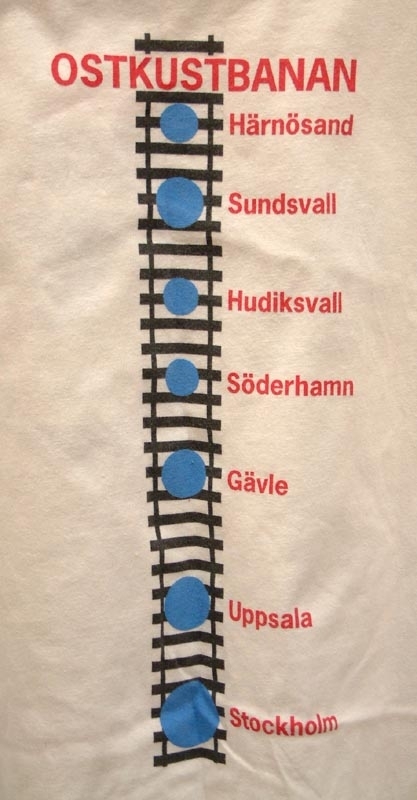 Vit t-shirt med text "Nu går X2000 till Stockholm 4 gånger dagligen."
Bild under av X2000 med en liten svart SJ-logga.
På baksidan en räls med texten Ostkustbanan, Härnösand, Sundsvall, Hudiksvall, Söderhamn, Gävle, Uppsala och Stockholm.
Storlek XL.