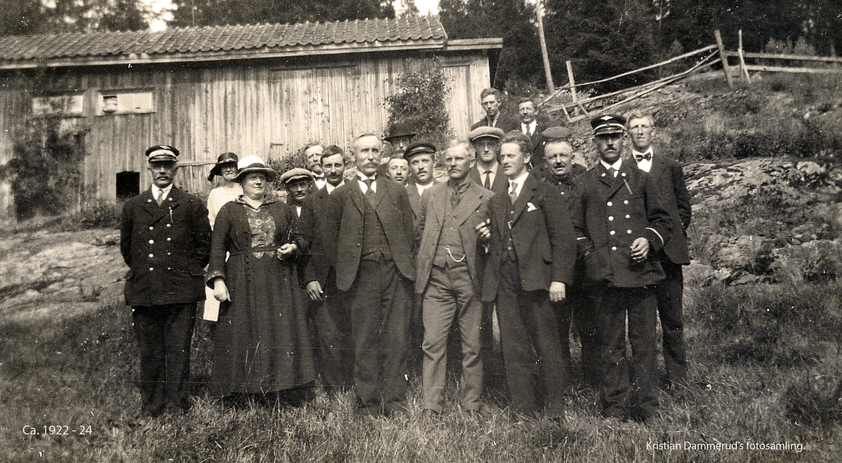 Mange av de ansatte ved Urskog-Hølandsbanen samlet, trolig på Løken