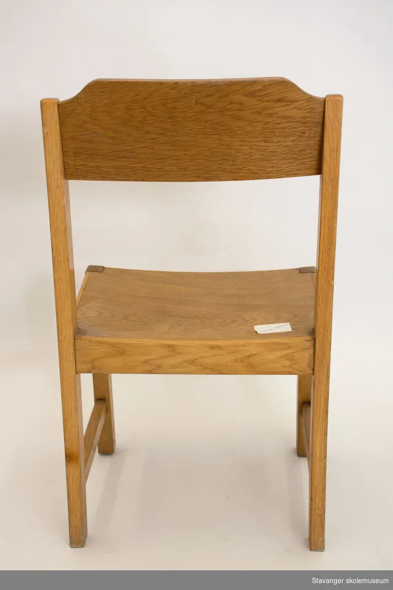 Elevstol av eik med rette sprosser i sete og rygg av bøyd kryssfiner.