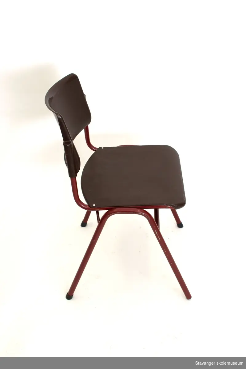 Elevstol av stålrør og plast. Burgunder/brunrød. Sete av brun plast