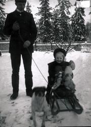 Bestyrer Wilhelm Rydgren og datteren hans Inger Elisabeth, k