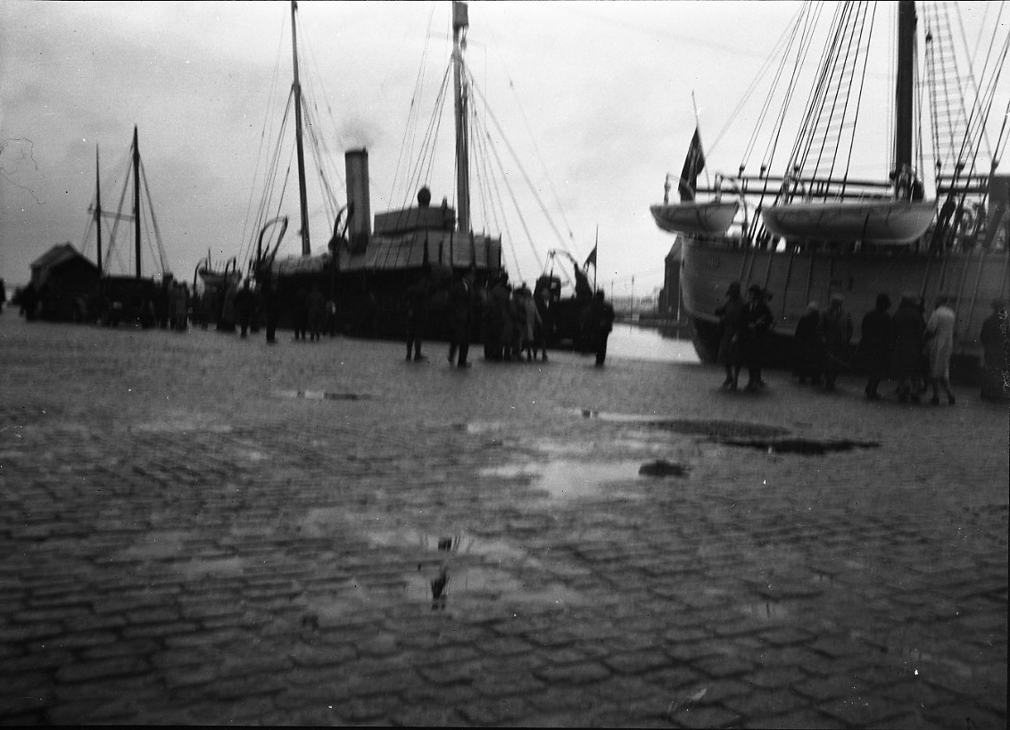 Kanonbåten HMS Svensksund vid kaj bakom fartyget Fram.