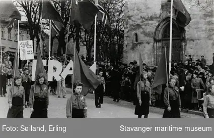 Antageligvis 1. mai i Stavanger sentrum, 1939. Framfylkingen går i tog foran domkirken.