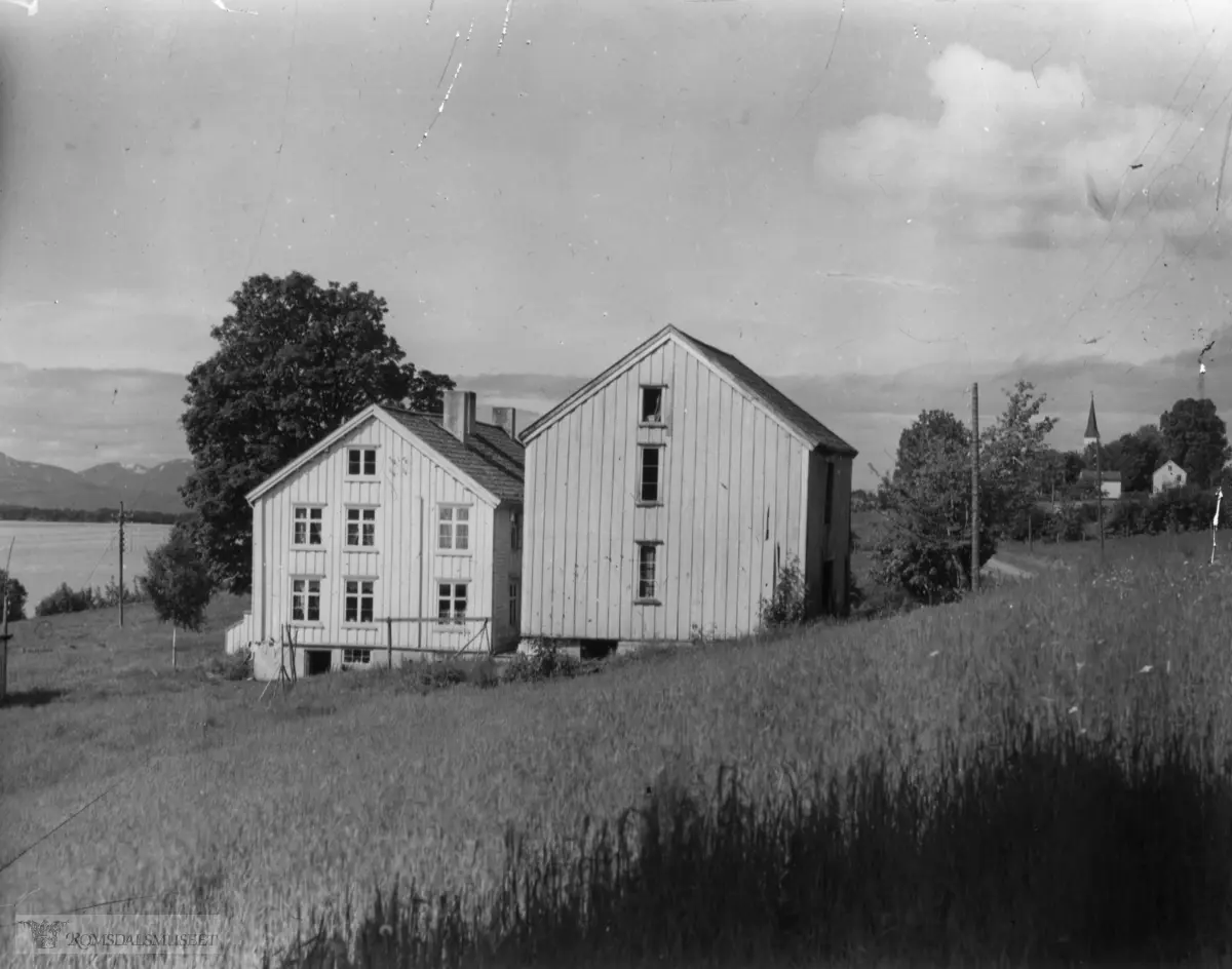 "168" "Elvsås, Bolsøy" "-49"..Bildet er nummerert som 192 (Elgsås, Røbekk). I Ole Lind Schistad sin bok "Arkitektonisk Kartlegging av den eldre bebyggelse i Møre og Romsdal"