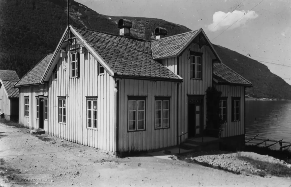 "195" "Telefonstasjon, Øksendalen" "-49" .Bildet er nummerert som 205. I Ole Lind Schistad sin bok "Arkitektonisk Kartlegging av den eldre bebyggelse i Møre og Romsdal"