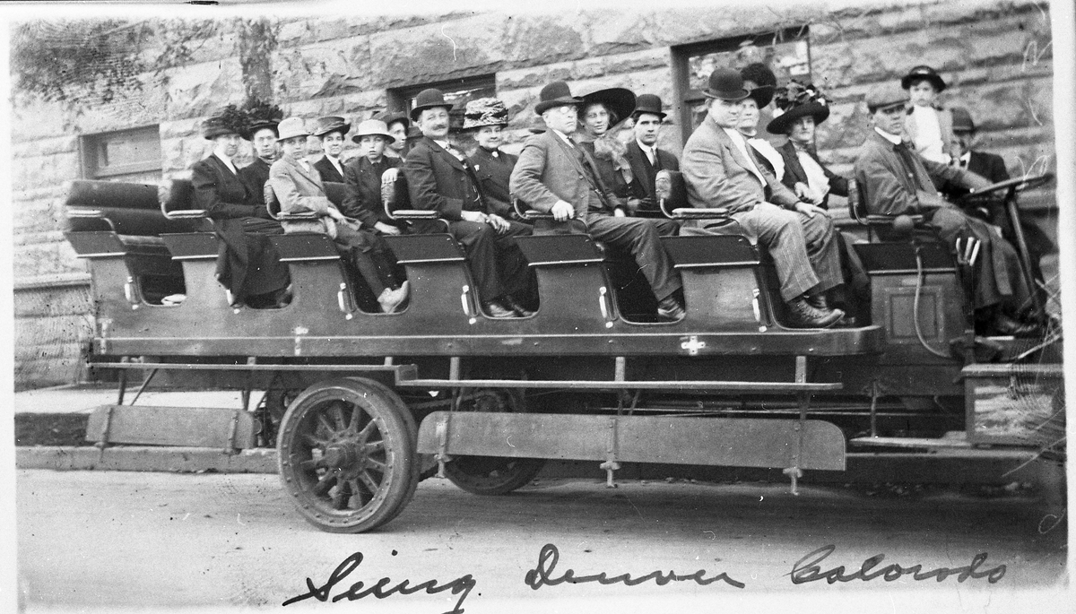 Ei gruppe personer i en buss i Dinvie, Colorado, USA, ca. 1910. I tredje sete forfra, og med briller, sitter Hans Hoel som utvandret fra Kolbu.
Prospektkort. Avsender Hans Hoel til hr. Hans Røise.