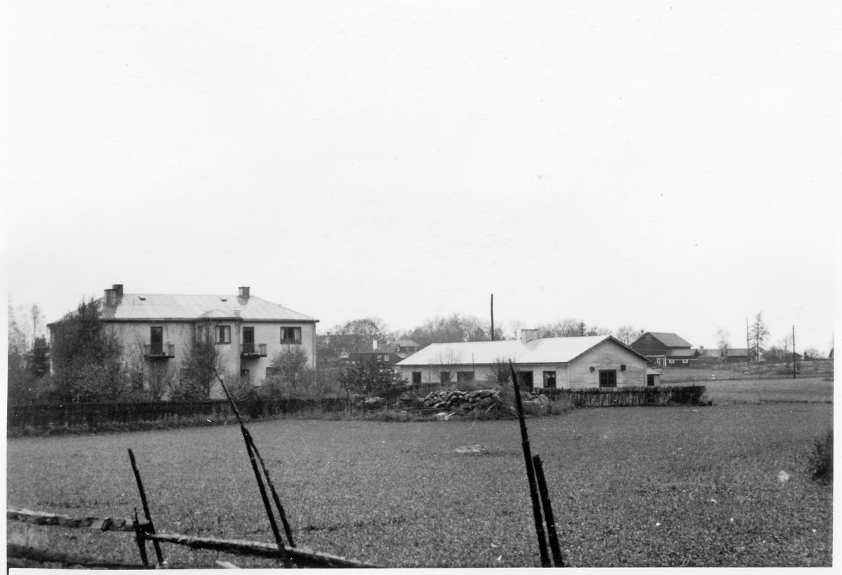 Vägstation Vmo B2, Knutby. Översiktbild av vägstationen med huvudbyggnad och förrådsbyggnad till höger.