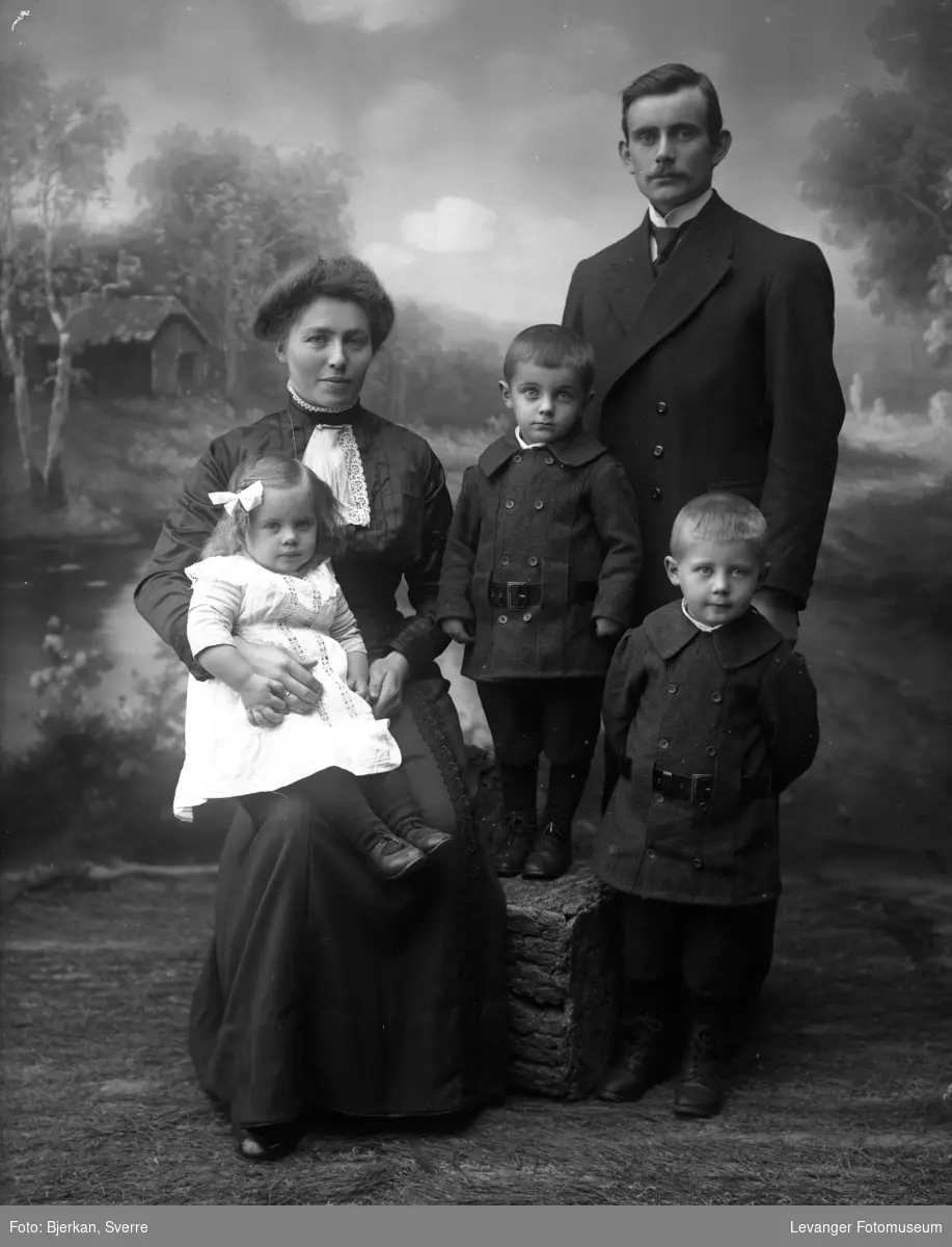 Gruppebilde av familien John Sigurd og Ida Marie Nordal, Frol, Levanger