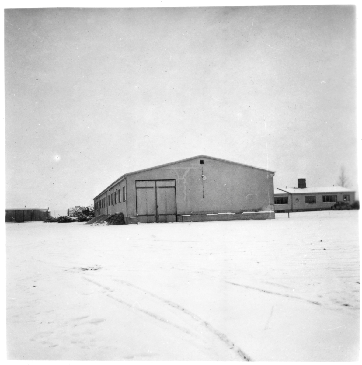 Vägstation M7, Dalby. Garagebyggnad, baksidan och ena gaveln. Till höger skymtar byggnaden med förråd och kontor.