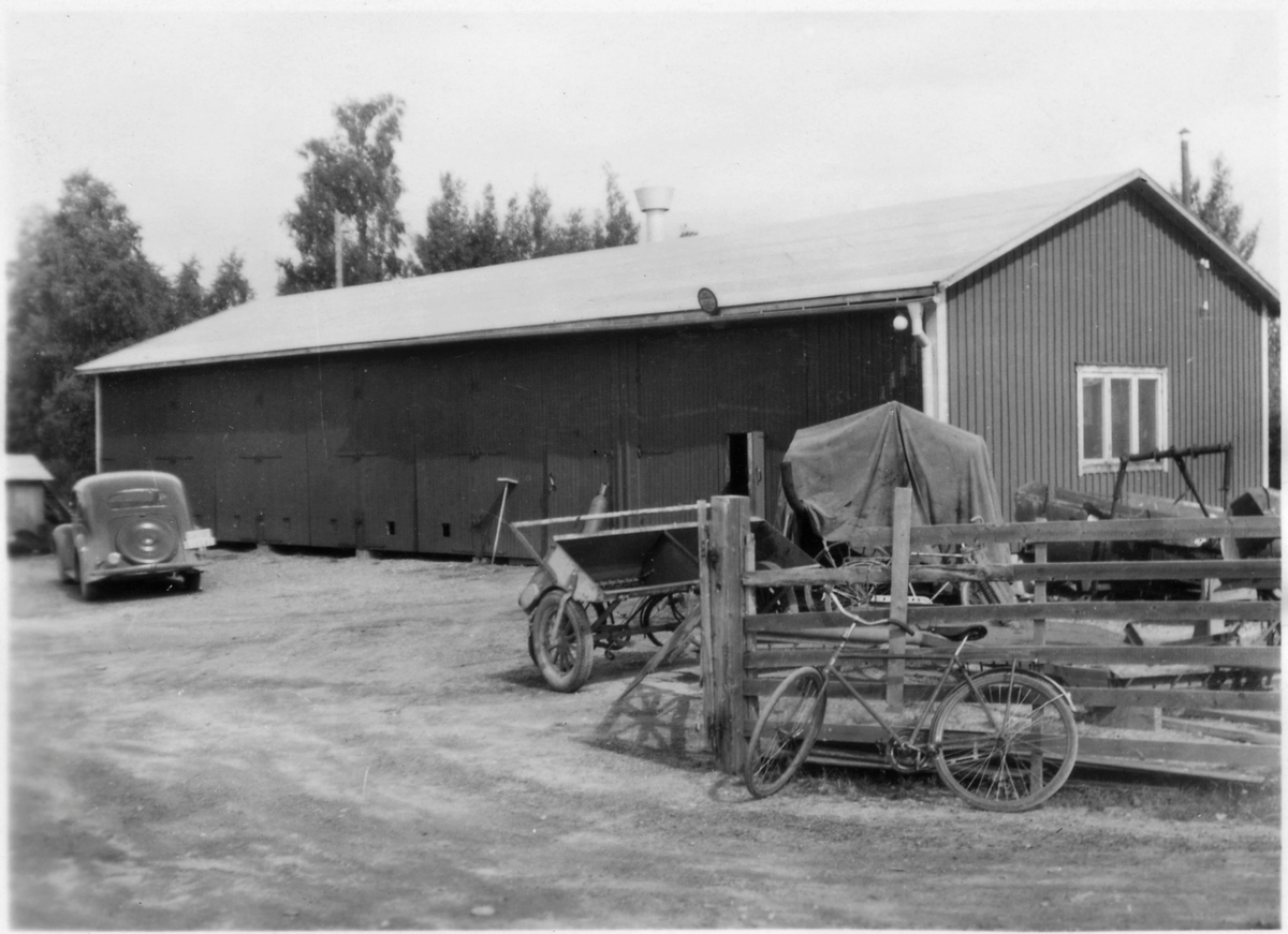 Vägstation Vmo X9, Los. Garagebyggnad, på garageplan personbil, troligen tjänstebil från Kungl. Väg- och vattenbyggnadsstyrelsen, VoV, i Stockholm, cykel, sandningsaggregat