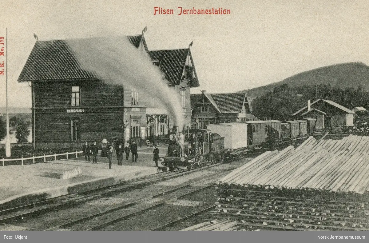 Blandet tog trukket av damplokomotiv type 5a nr. 21 på Flisa (Flisen) stasjon