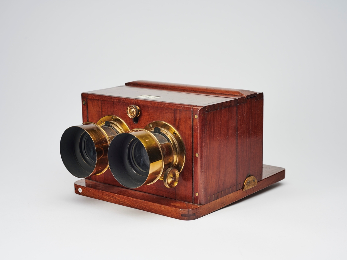 Stereokamera produsert av A. Ross. Dette er et våtplatekamera for plater med bildeformat på 9 x 18 cm. Kameraet har Petzvalobjektiv, produsert av professor i matematikk Joseph Petzval i Wien i 1840, med noe teknisk rådgivning av Peter Wilhelm Friedrich von Voigtländer. Objektivet er kjent som det første portrettobjektivet. Dette kameraet var muligens brukt til å lage stereoportretter. 
Stereokameraene ga en svært populær form for bilder på slutten av 1800-tallet. Stereofotografi var med på å forme fotoindustrien. Folk ønsket å se mer av verden, og stereofotografiet gjorde det mulig å forestille seg at man var til stede i motivet, grunnet en optisk effekt som utnytter dybdesynet vårt. 
Et stereokamera har to objektiver med en avstand på litt over seks centimeter, omtrent samme avstand vi har mellom pupillene. En eksponering gir dermed to bilder av samme motiv. Når dette paret med fotografier blir montert, f.eks. på en papplate, og sett på gjennom en stereobetrakter, fremstår motivet som tredimensjonalt.