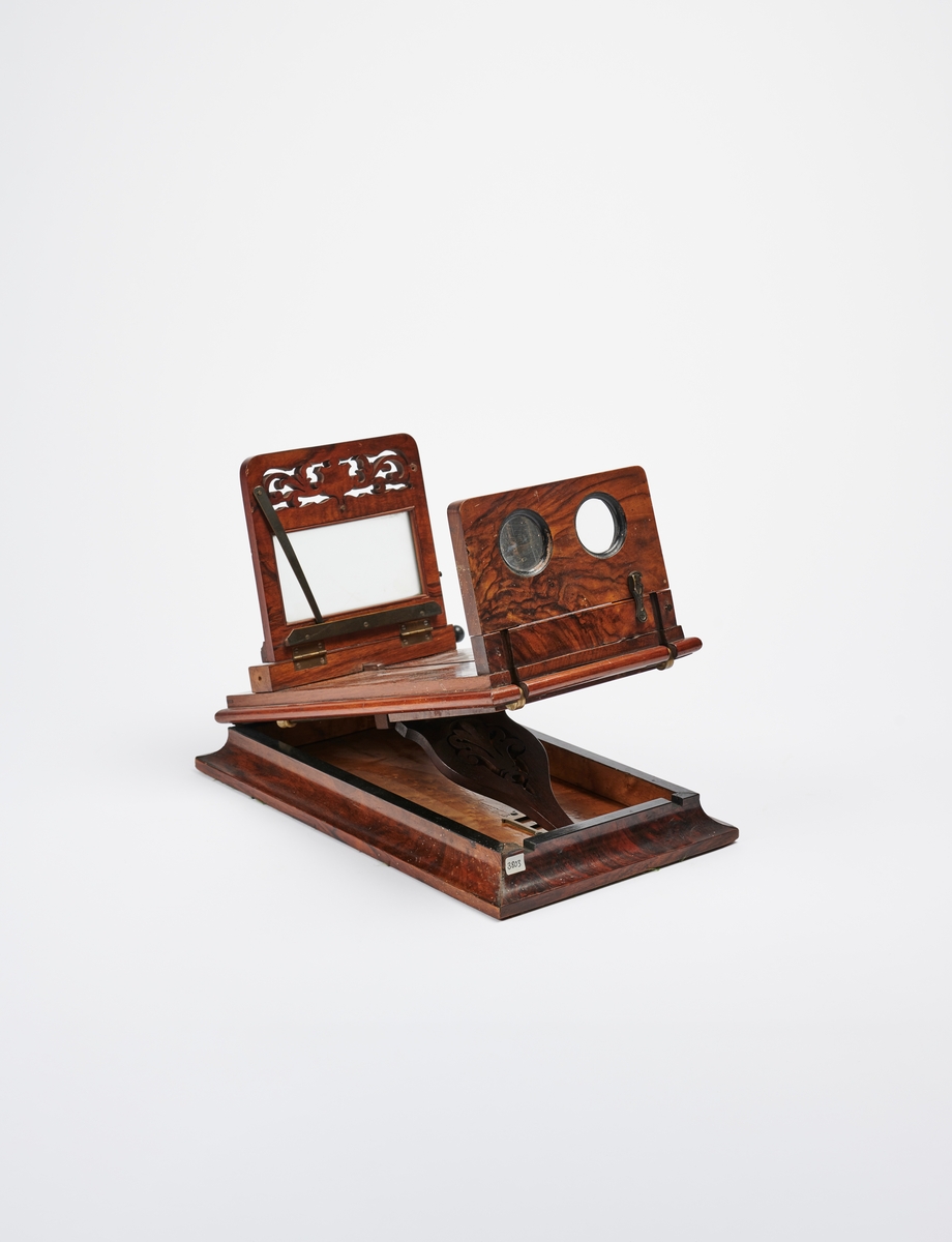 Sammenleggbar stereo- og forstørrelsesbetrakter, egnet til å betrakte både stereofotografier, andre bilder eller mindre gjenstander som mynter og medaljer. Stereografoskop, som dette ble først patentert av Charles John Rowsell i 1864 i England. 
Stereokameraene ga en svært populær form for bilder på slutten av 1800-tallet. Stereofotografi var med på å forme fotoindustrien. Folk ønsket å se mer av verden, og stereofotografiet gjorde det mulig å forestille seg at man var til stede i motivet, grunnet en optisk effekt som utnytter dybdesynet vårt. 
Et stereokamera har to objektiver med en avstand på litt over seks centimeter, omtrent samme avstand vi har mellom pupillene. En eksponering gir dermed to bilder av samme motiv. Når dette paret med fotografier blir montert, f.eks. på en papplate, og sett på gjennom en stereobetrakter, fremstår motivet som tredimensjonalt.