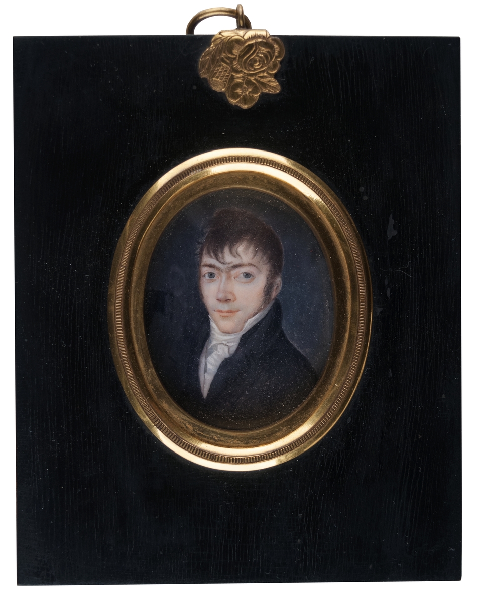 Porträtt föreställande Fredrik Wilhelm Petre.
Miniatyr insatt i fyrkantig svart trärram med oval kant av gulmetall kring bilden.