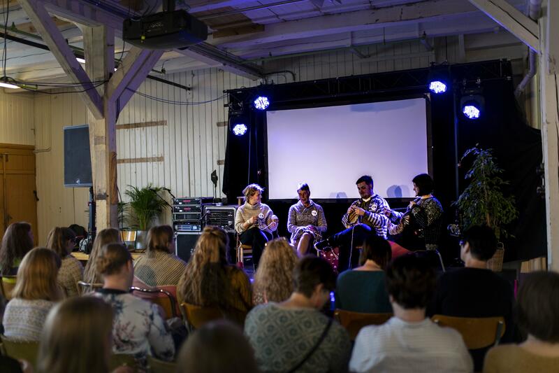 Publikum og sceneprogram under Bergen Strikkefestival 2019