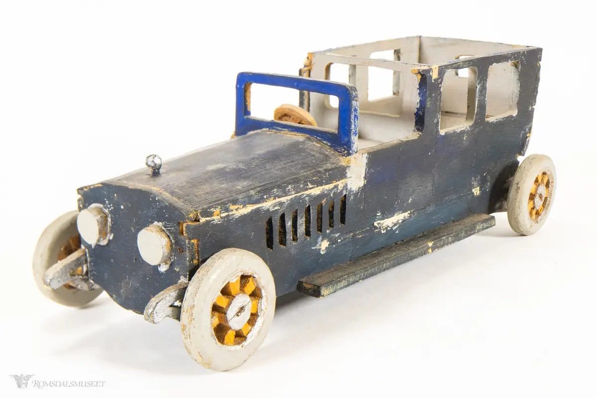 En liten lekebil laget av finerplater.