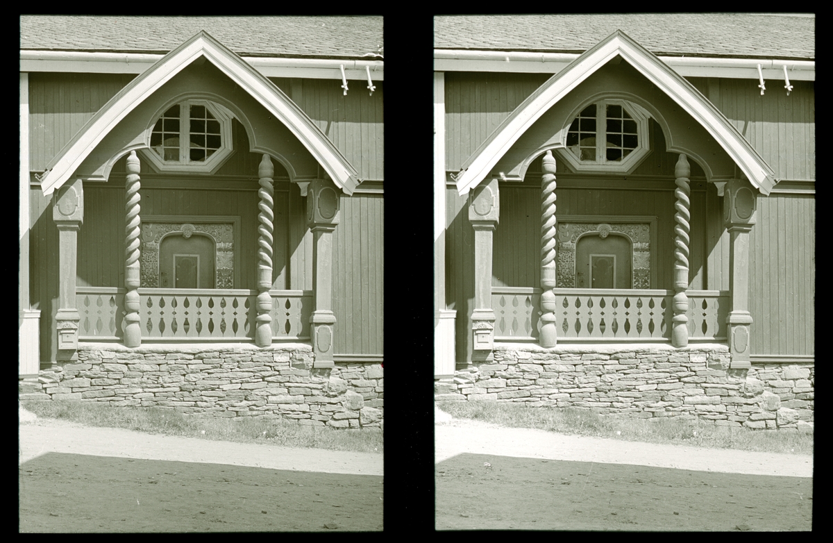 Inngangsportal, Tingstuen i Ål, Hallingdal. Rundt døren er det ornamentale treutskjæringer. Tilhører Arkitekt Hans Grendahls samling av stereobilder.