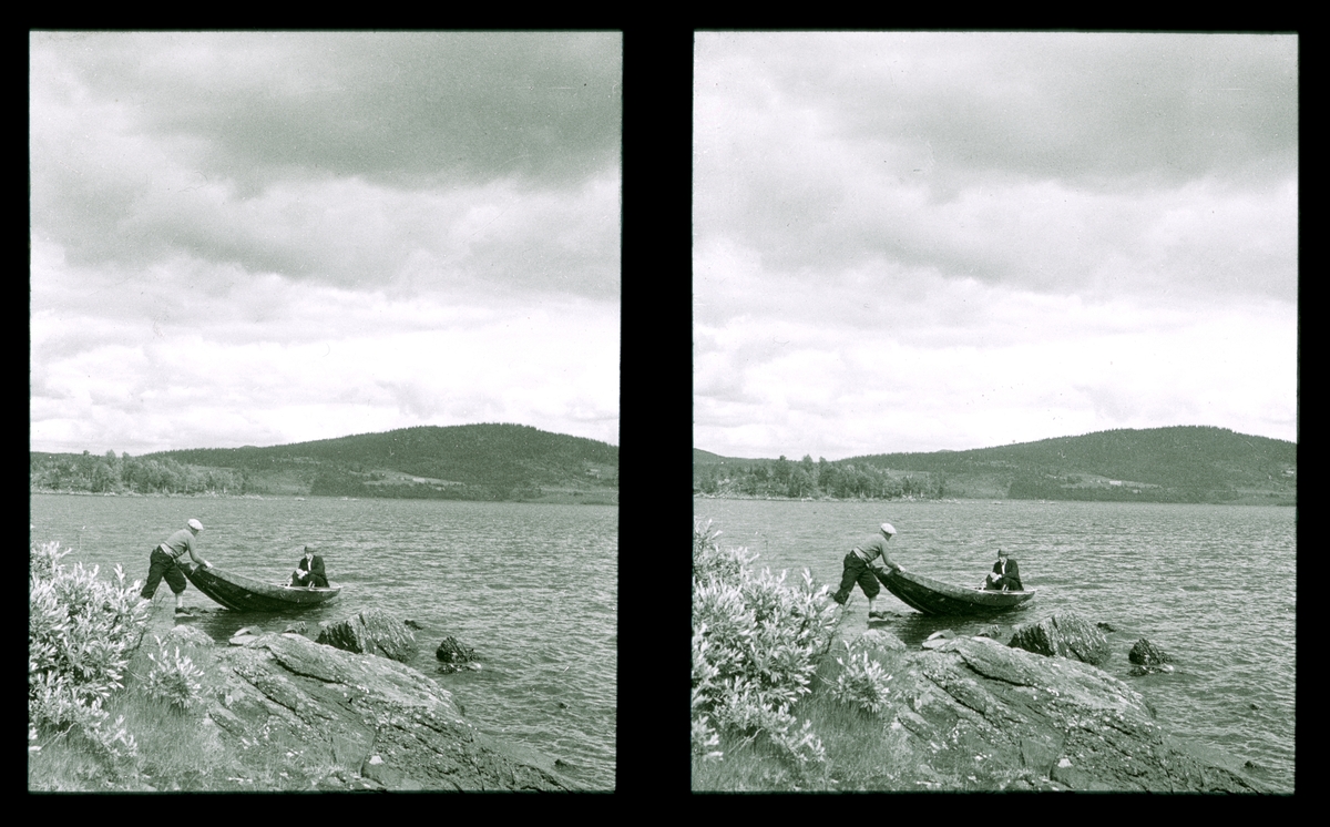 Landskap, Rauland, Telemark, utsikt over Totak og en robåt med to menn.Tilhører Arkitekt Hans Grendahls samling av stereobilder.