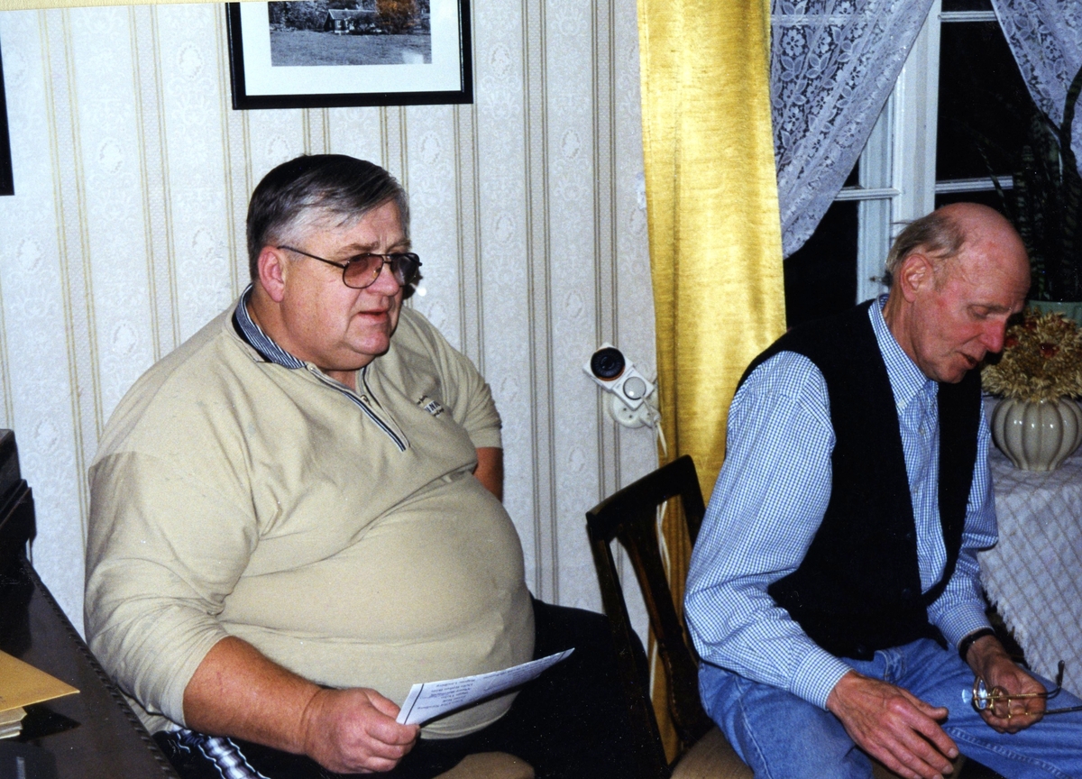 SV Kulturprogram "Skivor till kaffet" i Vommedal Västergård cirka 1998 - 1999. Från vänster: Jan-Olof Magnusson (Svenska Vuxenskolan) och Lars-Erik Andersson.