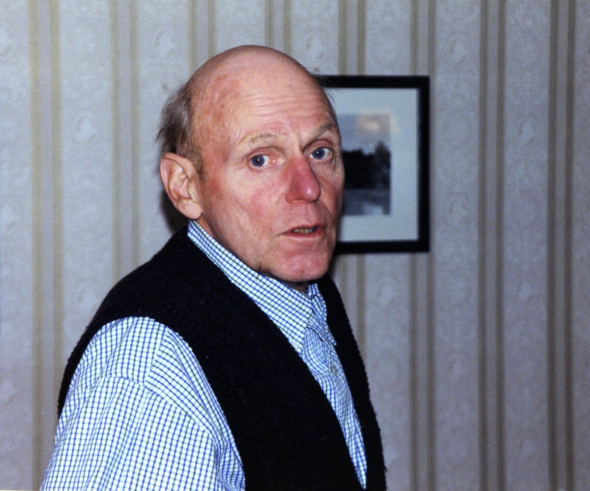 Lars-Erik Andersson deltar i SV Kulturprogram "Skivor till kaffet" i Vommedal Västergård cirka 1998 - 1999.