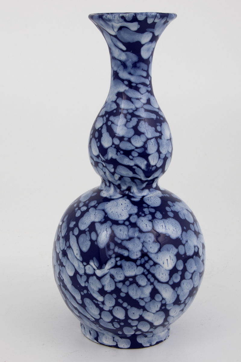 Kalebasformet vase med blå glasur (bleu persan) "marmorert" med hvite flekker.