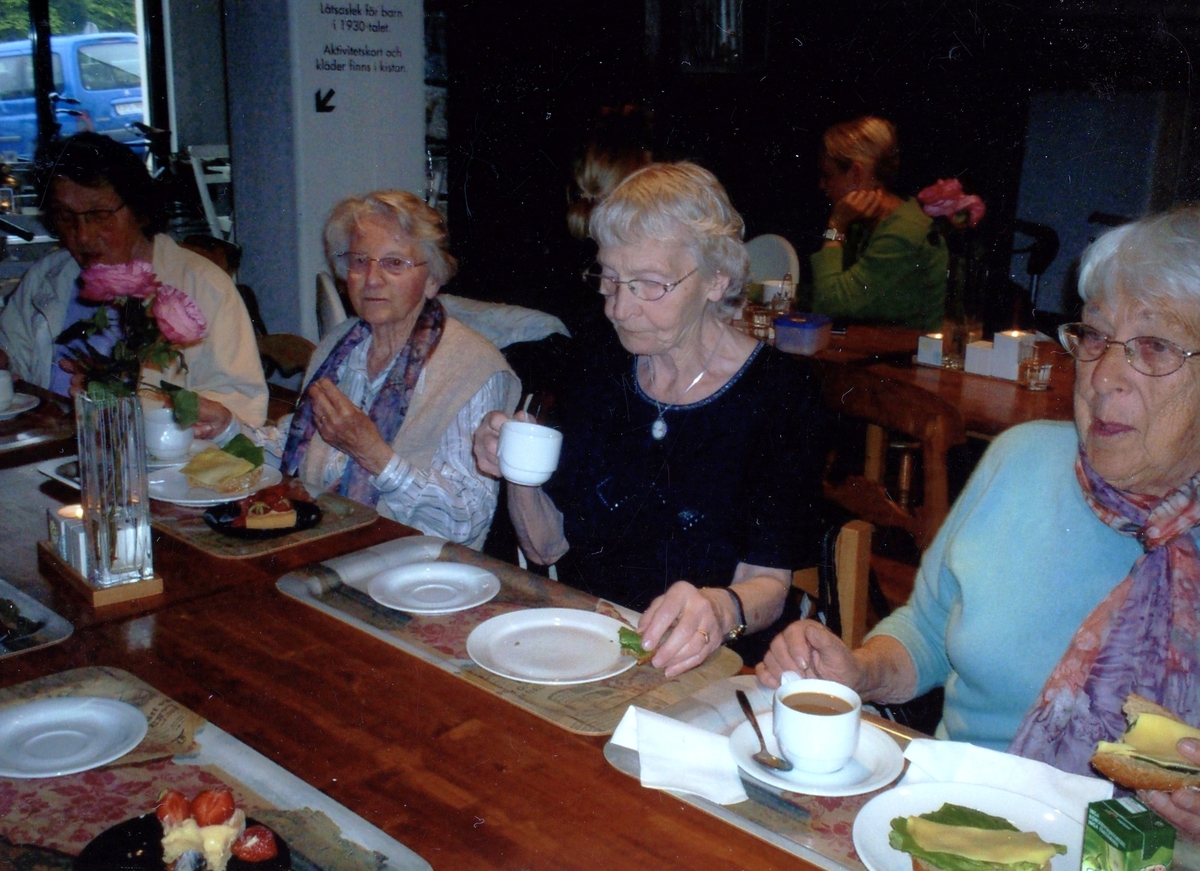 Studieförbundet Vuxenskolans studiecirkel "Göteborg" är på utflykt till en restaurang i Göteborg år 2009. Från vänster: Skymd kvinna, Maj-Britt Björkman, Maj-Britt Larsson och Eivor Bjerrhede.