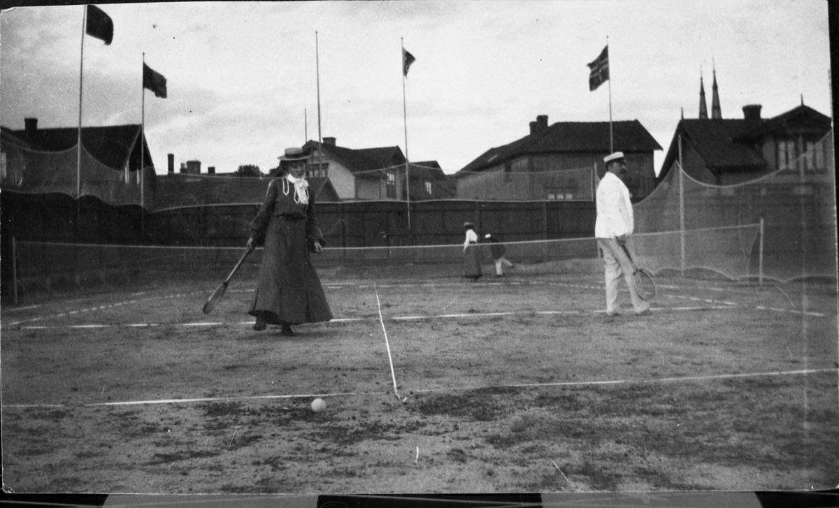 Tennis på Odds sportsplass, Skien. Fru Karen Aanesen spiller i forgrunnen.