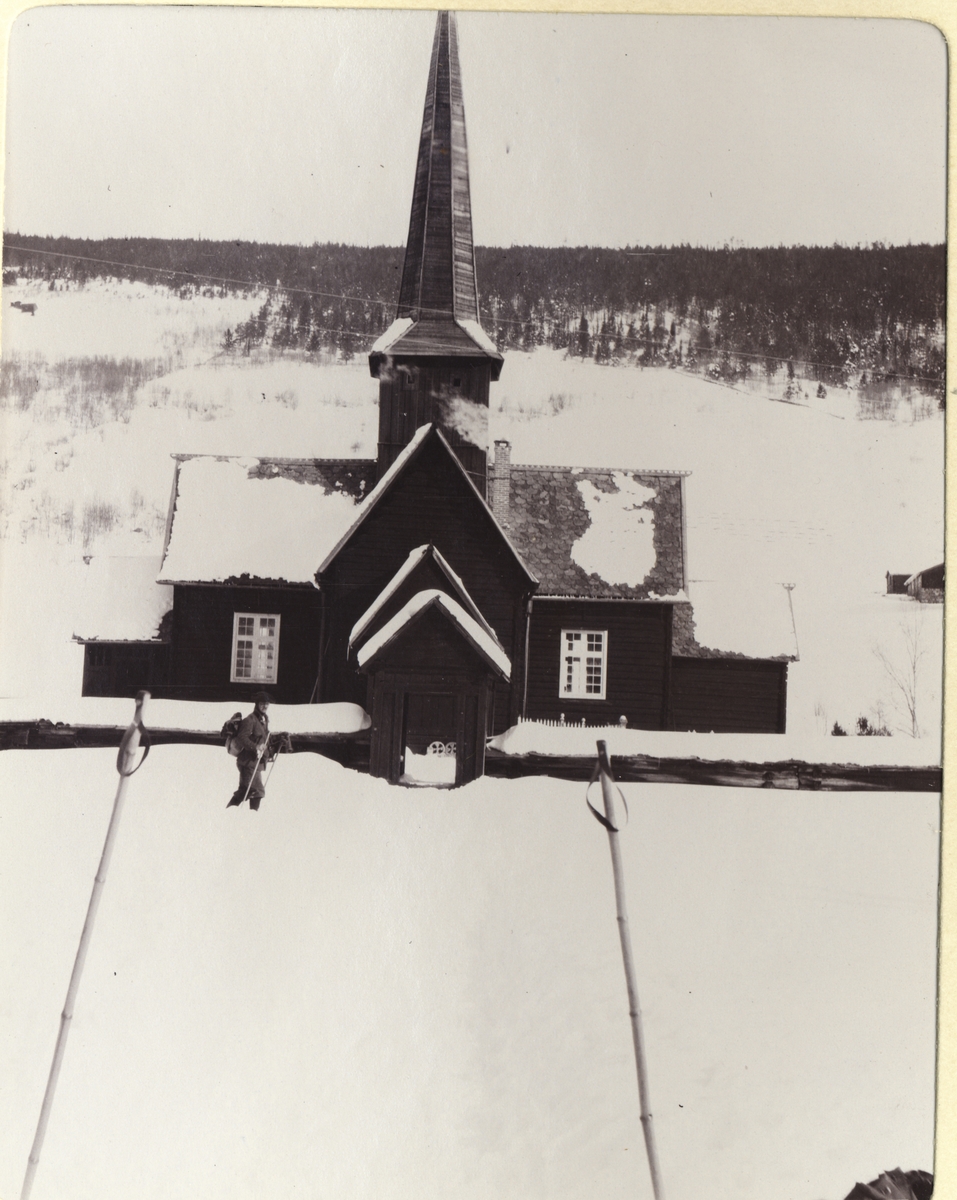 Kirke, Heidal Kirke?, i nærheten av Randsverk. Foran kirken går Jens Tronhus som drev Tronhus Turiststasjon. Fotografert mars 1908.