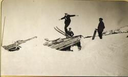 Christian Sommerfelt hopper på ski over taket på hytten Russ