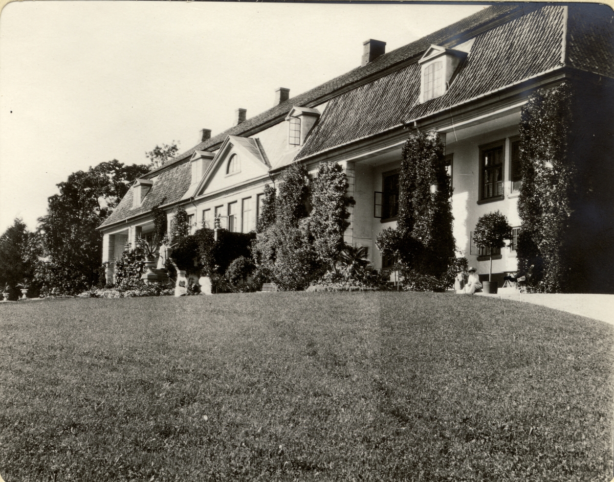 Hovedbygningen på Bogstad gård, med fasaden mot Bogstadvannet. Fotografert 1910.