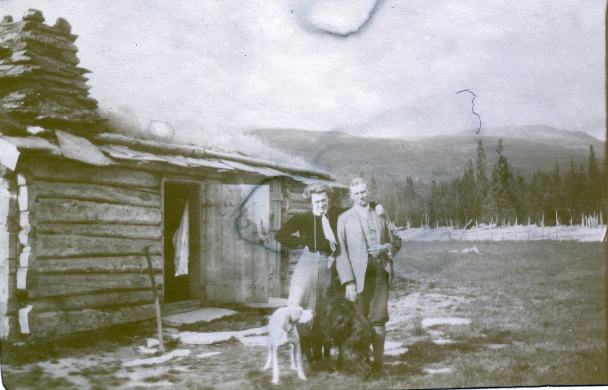 Ellen og Carlos Jakhelln med hunder uten for "Gamlebua" på ukjent sted. Fotografert 1910.